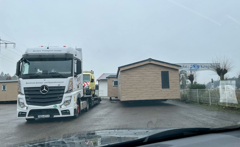 Anlieferung von Tiny Houses am Campingplatz Königsbruch